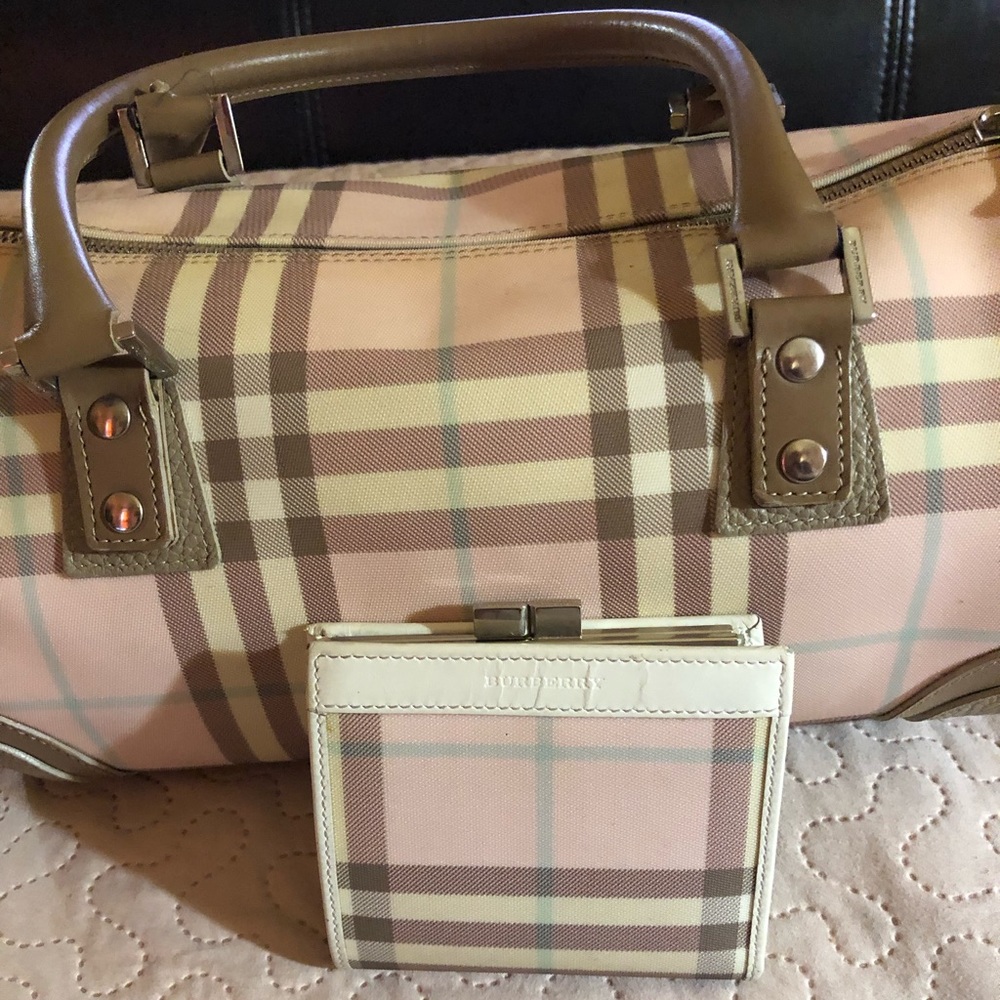 Woman Burberry bag with matching wallet